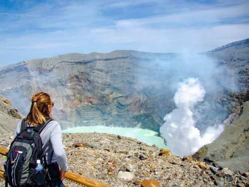 阿蘇中岳は、火口を覗き込むことができる珍しい火山！