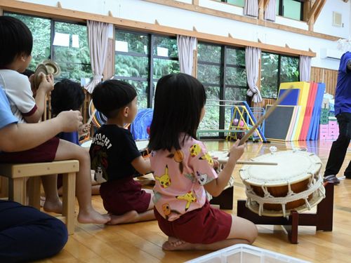 地域の方に教えていただいて。神楽の練習の様子。