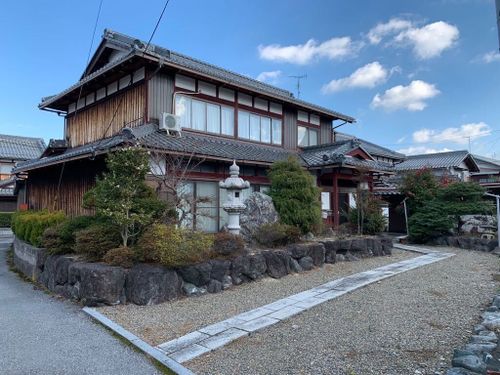 空き家バンク登録物件の例。プレハブ物置やガレージもあります。