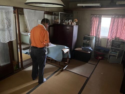 空き家に調査に伺う様子。安心してやり取りしてもらうため、丁寧に行います。