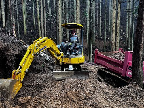 森の現場で実践しながら、重機の操作技術も身につける