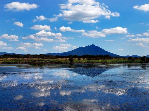田んぼにうつる澄んだ空と筑波山