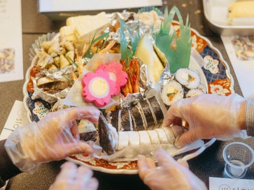 昨年も盛り上がった「皿鉢」の盛付体験！グループごとの色が出て面白い♪