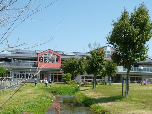 高島市にある保育園の園庭。子どもが伸び伸び遊べる広さ