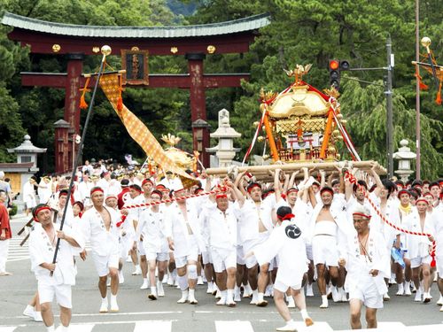 越前国一之宮である氣比神宮の大鳥居を背景にした敦賀まつりの様子