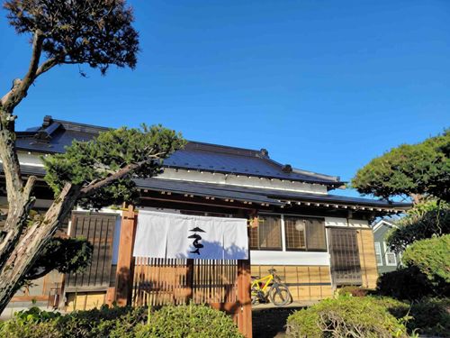 国内外からゲストが訪れる、木造平屋の古民家ゲストハウス「宮ヶ瀬手しごとの家」