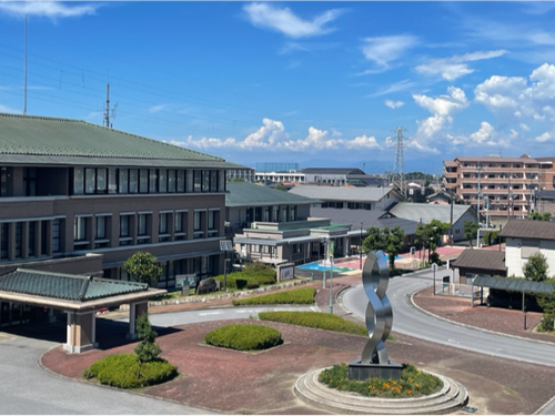 愛知川本庁舎（左）と新設された本庁舎別館（中央）。