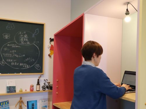 コワーキングスペース作業風景　　