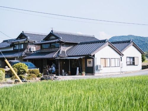 田園地帯に佇む民宿スペースを併設する古民家カフェ「NATAJIMA-BASE」