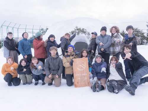 冬は枚年20人くらいが入る巨大かまくらを作ってきりたんぽ鍋を中で食べています