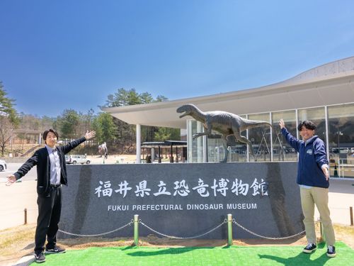 博物館職員の野田さん（右）県庁誘客推進課の青木さん（左）。公私共に恐竜大好き