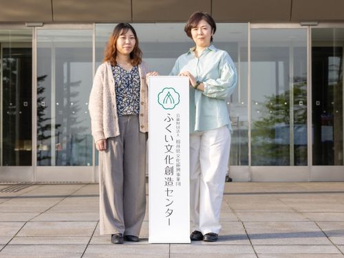 アートプロジェクトのサポーターの西村さん（左）とコーディネーターの吉田さん（右）