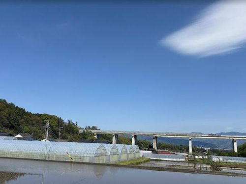 くるまやさんの様子、空も広く、山も美しくのぞめます🏔