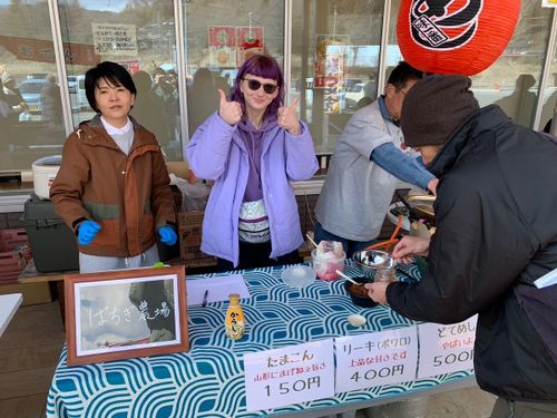 出店者として参加するナスタッシャ隊員（中央）