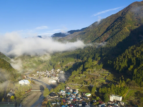 険しい山々に囲まれる山間地域　今は新緑が眩しい季節🌱