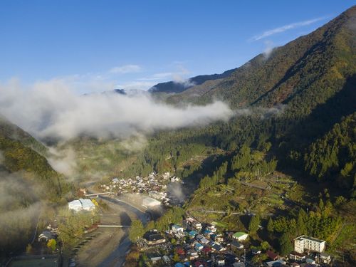 険しい山々に囲まれる山間地域　今は新緑が眩しい季節🌱