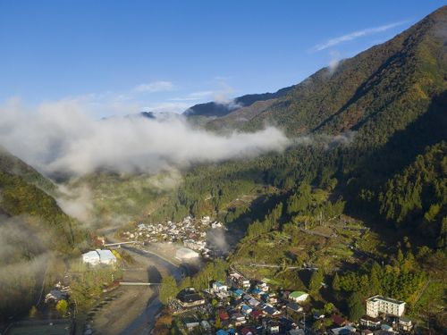 険しい山々に囲まれる山間地域　今は新緑が眩しい季節🌱