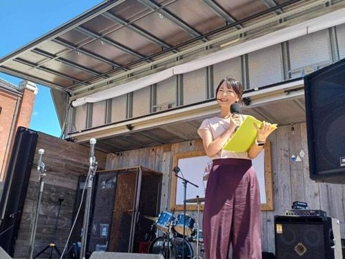 イベントでの司会の様子。田村市の農産物や特産品の魅力を十二分に伝えた