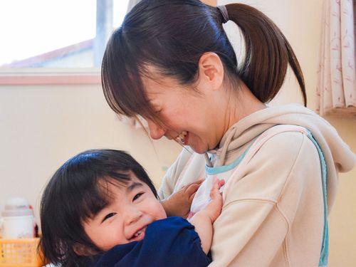 新庄村保育所での様子。みんな先生が大好き！