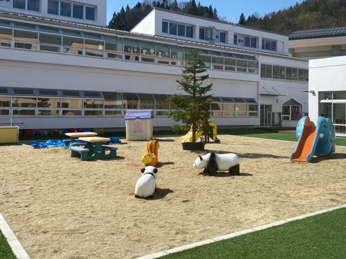 のびのび遊べる中庭が魅力のこども園