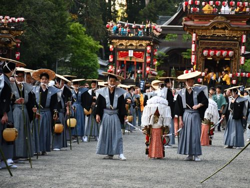 日野祭は3人のお稚児さんと中心とした神輿3基、曳山最大16基の祭です。