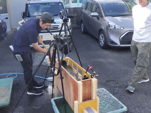 小水力発電の水理模型実験の様子（わからないことは実験！）