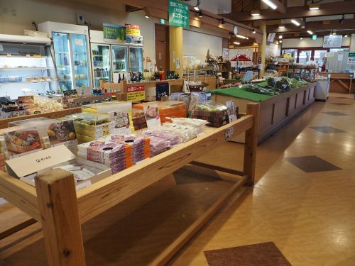 「つつじ」には地元野菜や萩のお土産品など、様々なものが販売されている