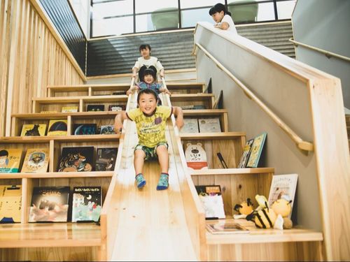 誰もがくつろぎ、交流できるようにつくられたKaterieの館内