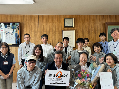 地域おこし協力隊の卒業式。町長をはじめ役場メンバーも駆けつけた
