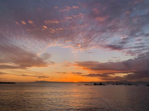 夕方子どもと手をつないで歩く道。沈む夕陽の位置の変化で地球が回っていることを実感