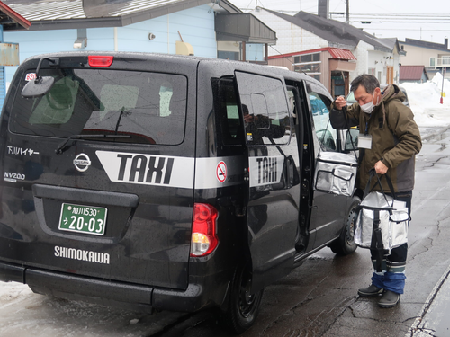 ハイヤー会社の車で買い物荷物を届けます