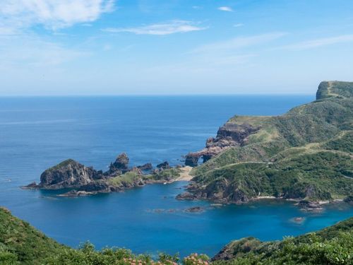 日本海の荒波に削られた奇岩群「国賀海岸」
