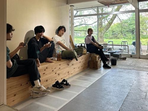galleryとらとふくで話す若手アーティストのみなさん