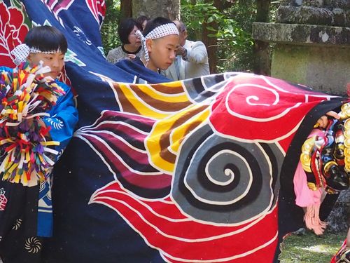 地域の伝統的な祭りでは舞い手の大役も