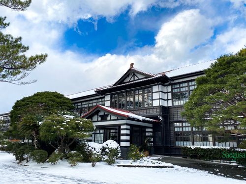 昭和10年築の萩・明倫学舎。四季を通して美しく、雪の姿はまた格別です