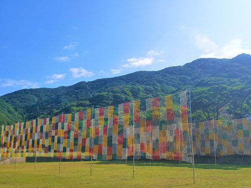 カラフルな漁網を編んで作るソラアミ（奈留）