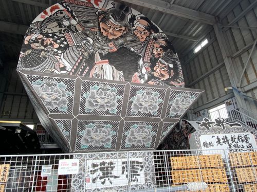 平川市のねぷた展示館にある「扇ねぷた」は世界一の大きさを誇るとのこと。