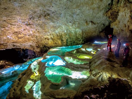 「洞窟の聖地」沖永良部島で、神秘の洞窟探検ケイビングツアー