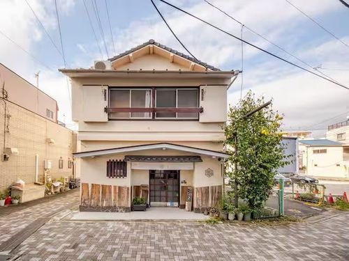 guest house giwaの外観です。寿司屋をリノベーションしました。