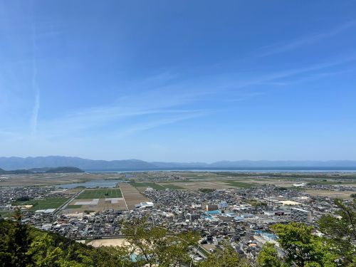 猪子山からＪＲ能登川駅・琵琶湖方面を望む