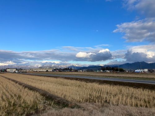 冬の鈴鹿山脈。流れる雲の様子も相まってずっと見ていられる美しさ。