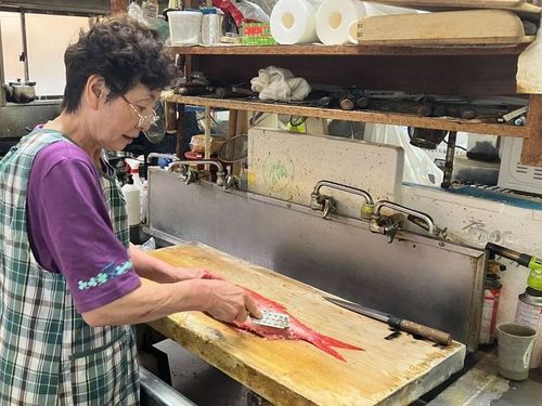 調理する女将
