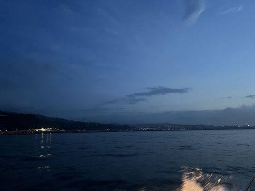 早朝の海