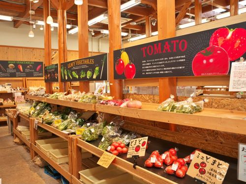 道の駅せせらぎの里こうらでは、地元野菜やオリジナル加工食品が購入できます！