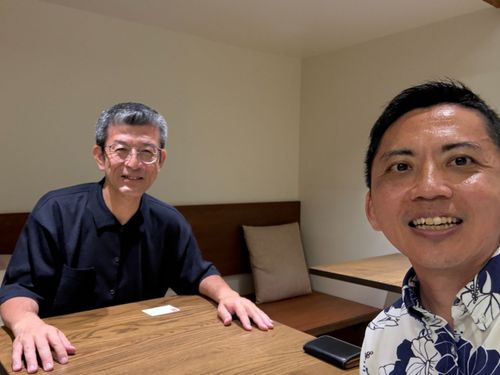 石井さん（左）とチャレンジ石垣スタッフの筆者（右）