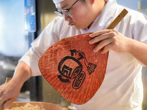 粕酢を使用した酢飯を仕込む三鴨さん！