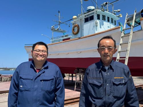 上架公社の齊藤課長(右)と高本さん(左)　いつもはもっとにこやかですよ！