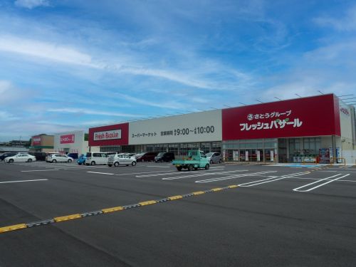 食品スーパーやドラッグストア等があります
