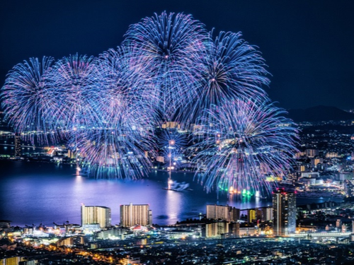 琵琶湖を舞台に、約1万発の花火が湖面を彩ります！