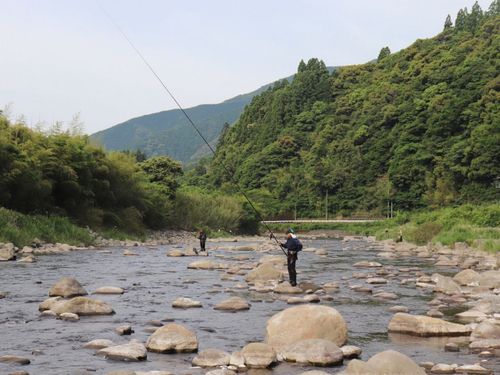 施設のすぐそばには清流安田川が流れています